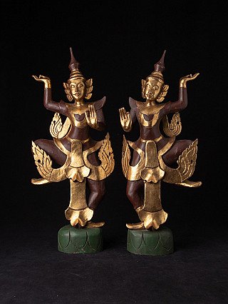Zwei Tanzstatuen aus Myanmar aus Holz, von vorn mit erhobenen Armen