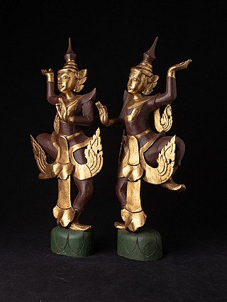 Holz-Tanzfiguren als Set, Dreiviertelansicht mit goldfarbenen Ornamenten und grünen Sockeln