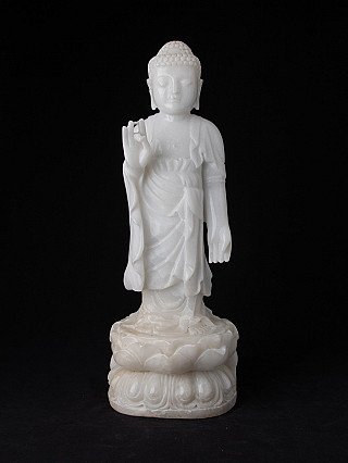 Stehende Buddha-Statue aus Marmor aus Myanmar auf Lotussockel, rechte Hand in Vitarka-Mudra