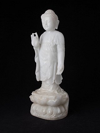 Marmor-Buddha-Statue aus Myanmar in Dreiviertelansicht, Vitarka-Mudra und Gewandfalten sichtbar