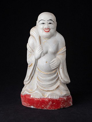 Marmeren Happy Buddha-beeld uit Birma op rood voetstuk, frontaal gezien