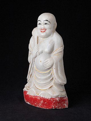 Happy Buddha-beeld in wit marmer uit Myanmar, driekwartaanzicht met staf op schouder
