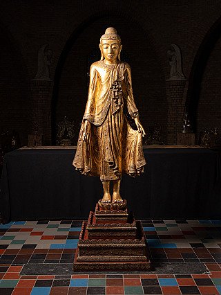 Große stehende Mandalay-Buddha-Statue aus Holz aus Myanmar auf Stufensockel, Frontalansicht