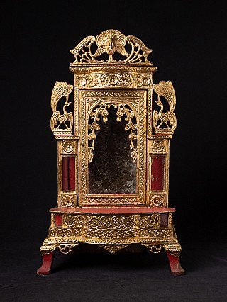 Antiker burmesischer Holztempel, Mandalay-Zeit, Frontansicht mit vergoldetem Dekor