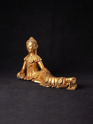 Reclining Buddha statue from Burma (Myanmar), angled view showing the feet and robe bands
