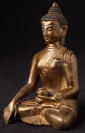 Bronzen Boeddhabeeld uit Nepal, driekwartaanzicht met rechterhand naar de grond