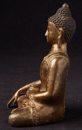 Zittend bronzen Boeddhabeeld uit Nepal, linkerzijaanzicht met gelaatsprofiel