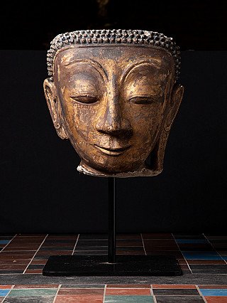Boeddhahoofd uit Myanmar op metalen standaard, frontaal aanzicht met slijtage in vergulding