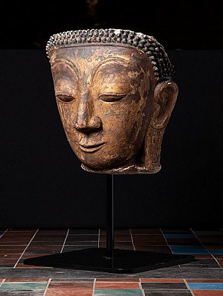 Boeddhahoofd uit Myanmar op standaard, driekwartaanzicht met zicht op oor en patina
