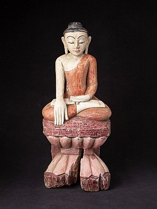Houten Shan Boeddhabeeld uit Myanmar, zittend met bhumisparsha mudra, frontaal