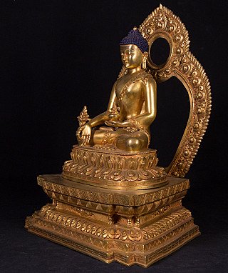 Bronzen Geneeskundeboeddha uit Nepal in zittende houding, driekwartaanzicht met zichtbaar aureool