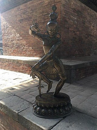 Nepalische Bodhisattva-Bronzestatue in stehender Tanzpose auf Lotussockel, Dreiviertelansicht
