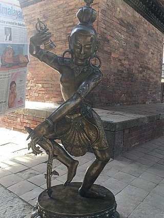 Bodhisattva-Statue aus Bronze, Nepal, Dreiviertelansicht mit erhobenem Arm und Schmuck