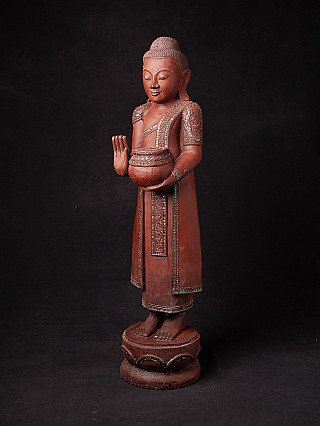 Holz-Buddha-Statue aus Myanmar, Dreiviertelansicht mit erhobener rechter Hand und Schale
