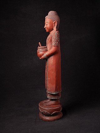 Stehende Buddha-Statue aus Holz aus Burma in Seitenansicht, Schale vor der Brust