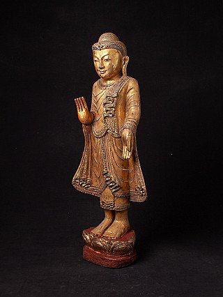 Mandalay-Buddha-Statue aus Holz aus Myanmar in Dreiviertelansicht, Hand in Abhaya-Mudra