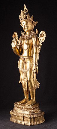 Tara-Statue aus Nepal in Dreiviertelansicht, rechte Hand erhoben und Lotusblüte an der Schulter