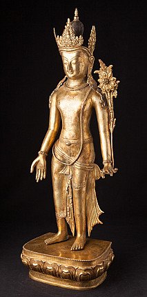 Bronze-Lokeshor-Statue aus Nepal in Dreiviertelansicht, mit Krone, Schmuck und Blütenstängel