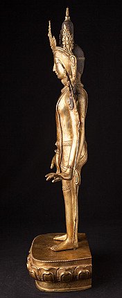 Bronze-Lokeshor-Statue aus Nepal in Seitenansicht, mit aufragendem Blütenstängel an der Schulter