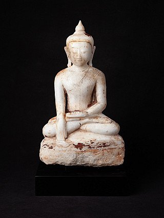 Zittend Boeddhabeeld uit Burma in marmer, vooraanzicht met bhumisparsha mudra op ruwe sokkel