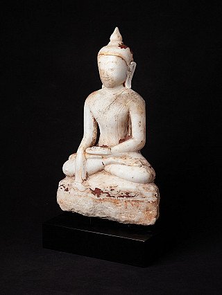 Marmeren Boeddhabeeld uit Myanmar in driekwartaanzicht links, zittend op onregelmatige basis