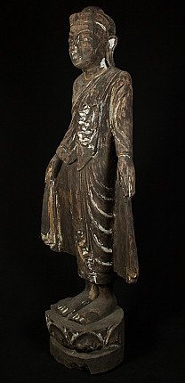 Hölzerne stehende Buddha-Statue aus Myanmar, Dreiviertelansicht von links mit Sockel