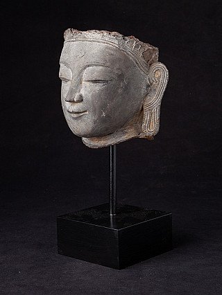 Boeddhahoofd uit Burma (Myanmar) in Ava-stijl, driekwartaanzicht met zichtbaar oor