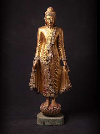 Antiek houten Mandalay Boeddhabeeld uit Birma, staand, volledig front met lotusvoet