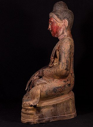 Sitzende Buddha-Statue im Mandalay-Stil aus Myanmar, Seitenansicht mit rotem Lackrest