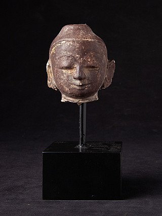 Houten Boeddhahoofd uit Birma (Myanmar), Ava-stijl, 17e–18e eeuw, frontaal op zwarte sokkel