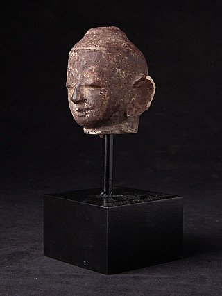 Boeddhahoofd van hout uit Myanmar, Ava-periode, driekwartaanzicht met zicht op linkeroog en oor