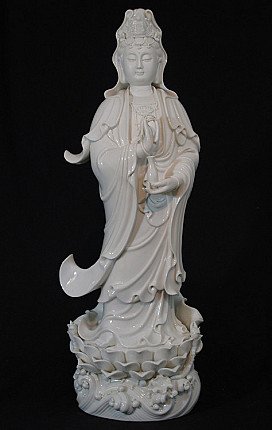 Stehende Guan Yin aus China, Frontalansicht mit Kopfschleier und Lotussockel