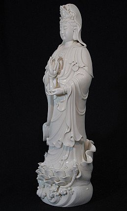 Guan-Yin-Statue aus China in Dreiviertelansicht, fließende Gewandfalten