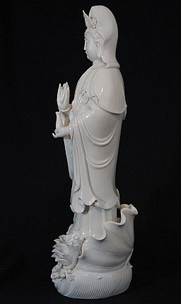 Chinesische Guan-Yin-Statue in Seitenansicht, Handgeste und bedecktes Haar