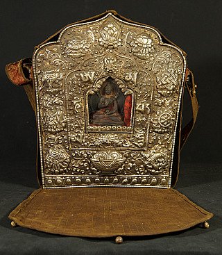 Großer nepalesischer Gao mit reich verziertem Metallfront und kleinem Buddha im Fenster