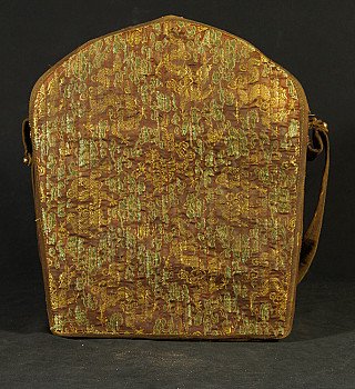 Rückansicht des nepalesischen Gao mit Gold-Grün-Brokatstoff und Trageriemen