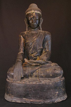 Zittend Boeddhabeeld uit Burma, lakwerk, met bhumisparsha mudra, frontaal op ronde sokkel