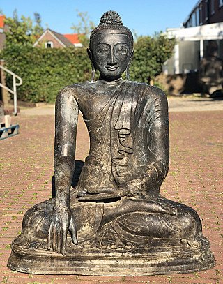 Bronze-Buddha-Statue aus Burma (Myanmar), sitzend in Bhumisparsha-Mudra, Frontansicht