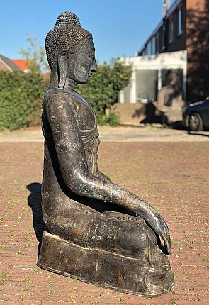 Bronze-Buddha-Statue aus Burma, linkes Seitenprofil mit langem Ohrläppchen und Gewandfalten