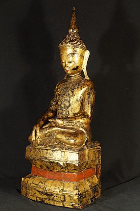 Shan-Buddha-Statue aus vergoldetem Holz, Dreiviertelansicht links, Stufensockel mit rotem Band