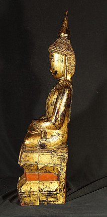 Shan-Buddha-Statue aus Myanmar, linke Seitenansicht, sitzend auf Sockel mit abgeriebener Vergoldung
