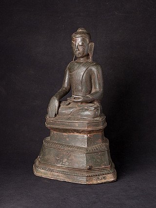 Bronze Shan Buddha statue from Myanmar, three-quarter left view on stepped base