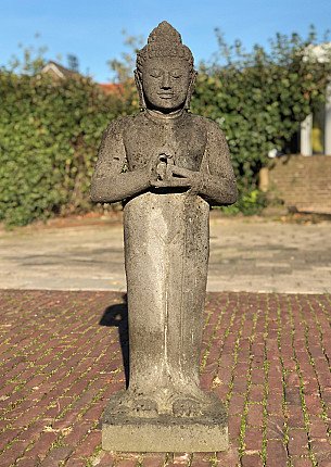 Stehende Lavastein-Buddha-Statue aus Indonesien, Vorderansicht mit Dharmachakra-Mudra