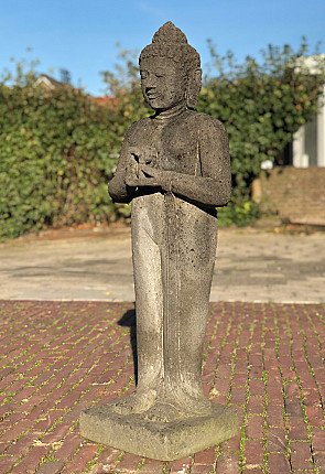 Indonesische Buddha-Statue aus Lavastein, Dreiviertelansicht links mit Händen vor der Brust