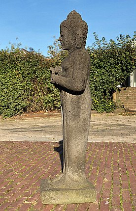 Stehende Buddha-Statue aus indonesischem Lavastein, linke Seitenansicht mit Dharmachakra-Mudra