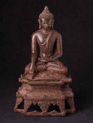 Bronzen Bagan Boeddhabeeld uit Myanmar, zittend in bhumisparsha mudra op opengewerkte sokkel