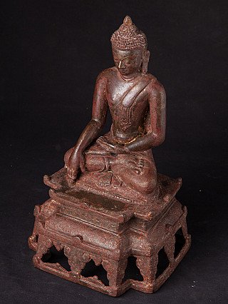 Bronzen Bagan Boeddhabeeld uit Myanmar, driekwartaanzicht met zicht op beide niveaus van de sokkel