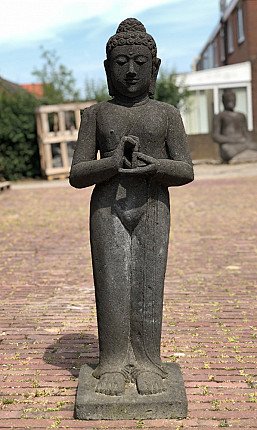 Stehende Lavastein-Buddha-Statue aus Indonesien auf rechteckigem Sockel, Hände in Dharmachakra-Mudra
