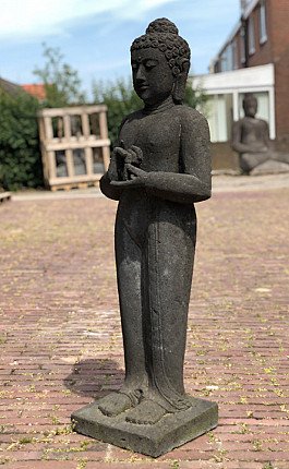 Indonesische Lavastein-Buddha-Statue stehend in Dreiviertelansicht, Hände vor der Brust