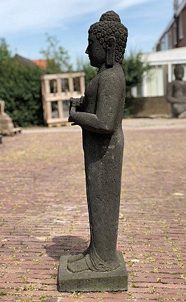 Stehende Buddha-Statue aus Lavastein aus Indonesien in Seitenansicht mit Dharmachakra-Mudra